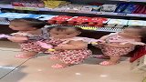 三胞胎排队进超市，竟然都这么听话，真是太可爱了