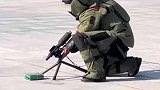特警身穿70斤防爆服，试用高科技水枪远程摧毁爆炸物