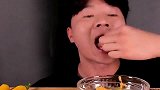 一桌子海鲜，韩国帅大叔天天吃