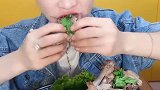 美女小姐姐吃原味羊排，拔了骨头直接啃，这辈子我也吃不起
