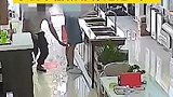 四川自贡：男子假装顾客，偷拍店员裙底被抓