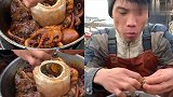 渔民傻子哥直播吃乱炖海鲜，用椰子壳焖鲍鱼，恕我直言这是个高手
