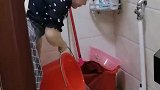 女子偶然间发现，自己买来洗澡的搓澡刷，一直被妈妈用来刷厕所