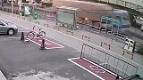 惊险！大货车压塌路面瞬间爆胎 现场白烟四起路面被砸出大坑