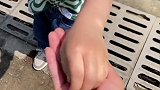 当娃想要送你一份礼物，伸开手的一瞬间，这手不能要了