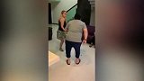 喝高了？马拉多纳与女士跳舞突然脱裤子 场面十分辣眼睛...