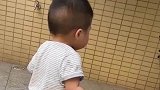 家有果园，孩子自摘果实，喊道哥哥，分我一口