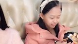 老公问老婆管钱的叫什么？老婆的回答让女儿忍不住笑了