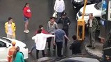 因5元停车费 大爷遭小伙麻辣烫扣头
