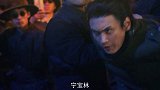 大盗半夜偷东西被发现，手下围住他却不能近身，大老板直接出手