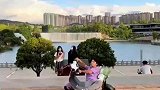 小伙想耍酷吸引女生注意，结果却出乎意料
