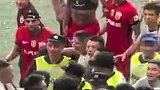 实拍海港球员谢场和申花球迷发生口角 武磊拄拐也在其中