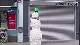雪人恶作剧，假扮雪人恶搞路人，路人非常惊讶