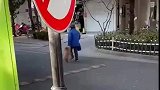 欲遛狗但没绳子拴，只好牵着狗狗前肢逛街