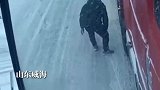 善举就是力量！雪地路滑大货车难上坡，好心人“拔草”相助其脱困