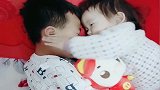 哥哥睡着了，夜猫子妹妹也不吵不闹，还对妈妈做了个嘘的手势！