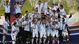 捧杯瞬间：阿根廷是冠军！队长梅西捧起奖杯 阿迷一起狂欢吧！
