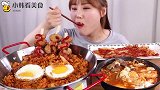 韩国美女吃泡菜炒饭和嫩豆腐汤