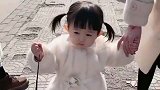 妈妈买个老鼠玩具忽悠小萝莉，小萝莉却很喜欢