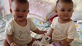 双胞胎宝宝长得好像啊，连笑起来的样子都这么萌，太可爱了！