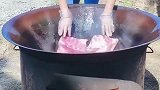 厨师把猪毛去掉,用家里的大锅烧热,就能取得干干净净