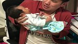 爸爸第一次抱小宝宝，接下来一幕，看完别笑，网友这娃烫手