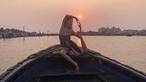 东北女孩在海南陵水夕阳下，随风起舞，感受疍家人的风采