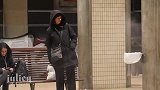 放屁冒烟恶作剧，男子股冒烟了，路人好奇的询问他情况