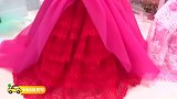 哇！芭比娃娃和迪士尼公主穿上礼服都好美呀，是准备参加晚会吗？
