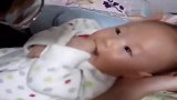 3个月的小宝宝，精力太旺盛了，一天到晚跟妈妈逗笑聊天