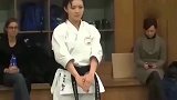 世界空手道冠军黑带，现场展示高超功夫，比传武大师花架子强多了