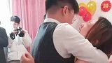 伴郎和伴娘玩游戏，伴娘一点也不专心，所有的功劳都是伴郎的！