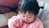 小宝宝吃甘蔗的样子，实在是太呆萌了