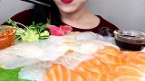 小姐姐吃各种生鱼片，每一种都很鲜嫩呀，羡慕她