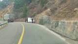 318川藏线遇藏民的车掉沟里了，让帮忙拖车，我冷冷的拒绝了
