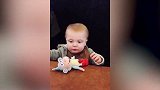 这是要吓死宝宝的节奏！看看宝宝的表情，厉害了！