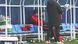 奥斯卡现身上港赛前热身训练  场边观战过一把教练瘾