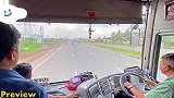 印度夺命大巴车司机超牛飙车技术，全程不带踩刹车，人都看傻了