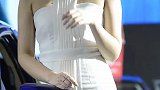 沈阳国际车展：白衣短发美女车模连衣短裙秀出迷人身材
