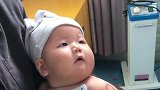护士阿姨给小宝宝打针，没想到宝宝一直盯着阿姨看，小表情好逗啊