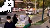 网友分享街头，卖柚子叔叔的有趣叫卖声