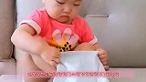 小萌宝学穿衣，穿裤子穿出新高度，萌宝：穿个裤子咋这么难呢！