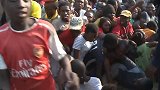 津巴布韦大批民众到场瞻仰前总统穆加贝遗体 现场发生踩踏事件