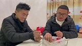 搞笑剧：小伙去老乡家做客显摆，老乡这招用的好，给他上一课！