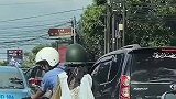 女生坐男友后座被溅了一身泥，这真是真人挡泥板