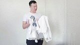 小伙两件衣服就满足了,老婆一柜子衣服都满足不了