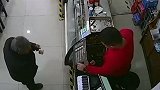 暖！好心老板将面降价卖给老人还加量：想送老人但顾及老人面子