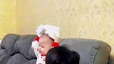 爸爸和孩子一起玩耍，孩子成功把自己给套进去