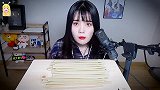 美女把吸管当食物吃了，真有意思