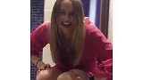 金发美女醉酒后厕所运动会 马桶圈洗手盆原来还能这么玩